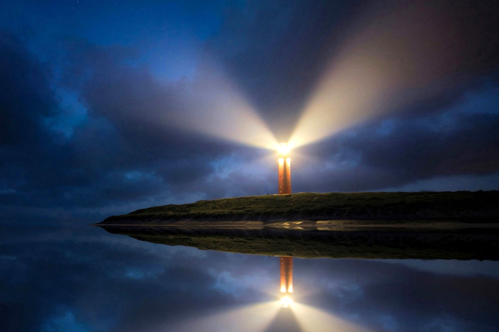 Leuchtturm bei Nacht mit Strahlen
